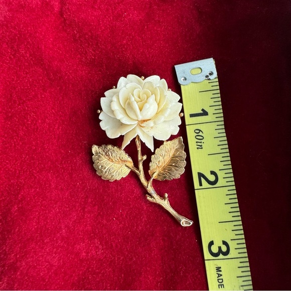 ROSE FLOWER
GOLD TONE BROOCH - Picture 7 of 8